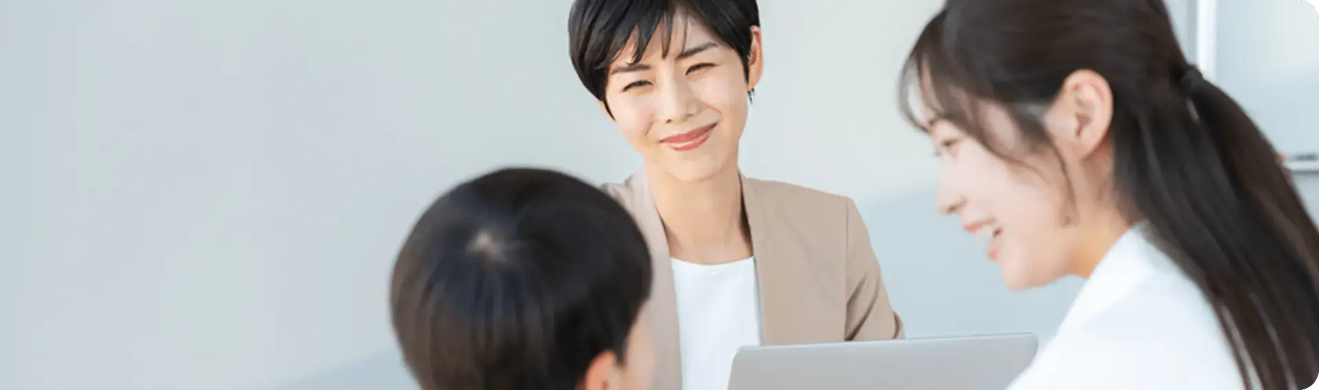 子供の話を聞いている画像