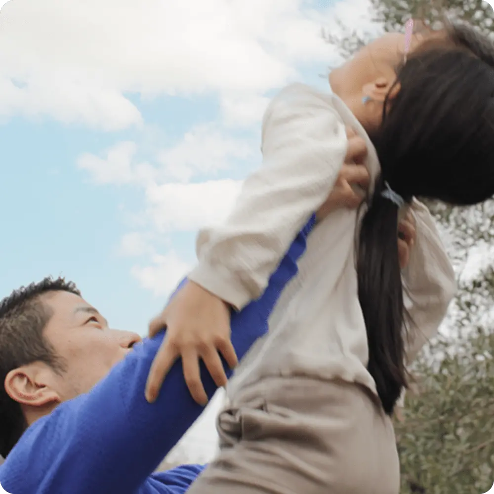 子供を抱いた代表の写真2