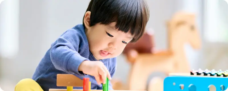 幼児が遊んでいる様子
