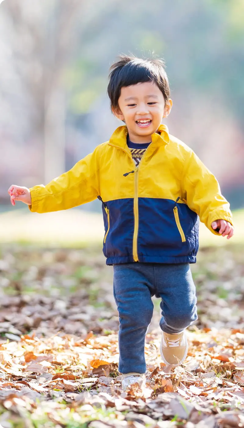 笑顔で走る男の子