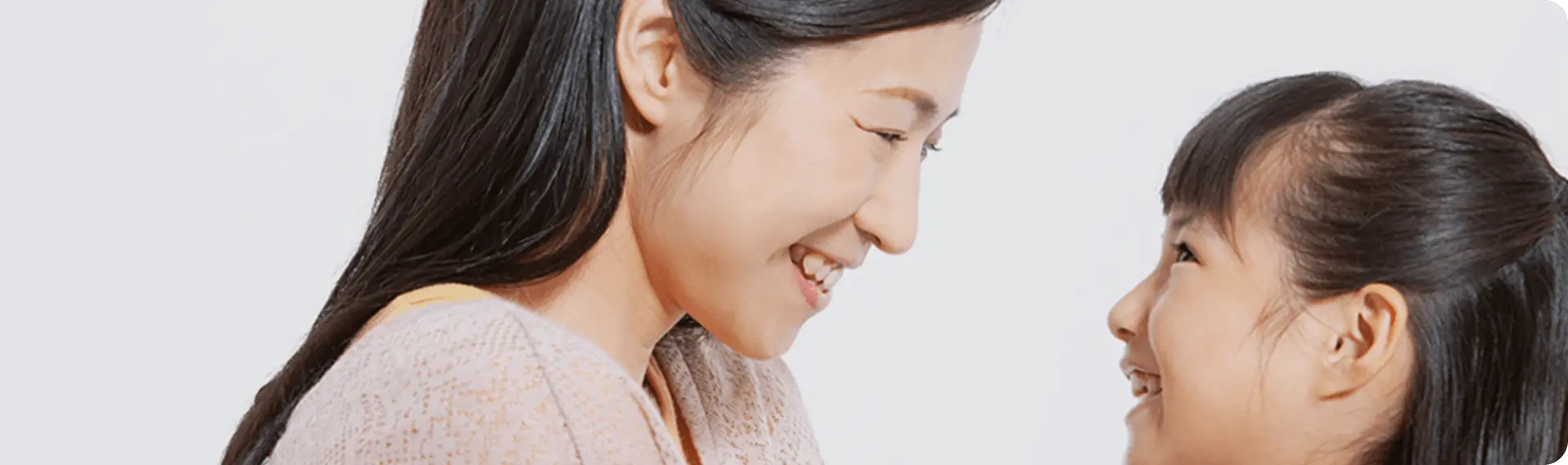 女性と子供が笑い合っている画像